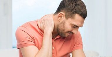 bolest na krku člověka s cervikální osteochondrózou