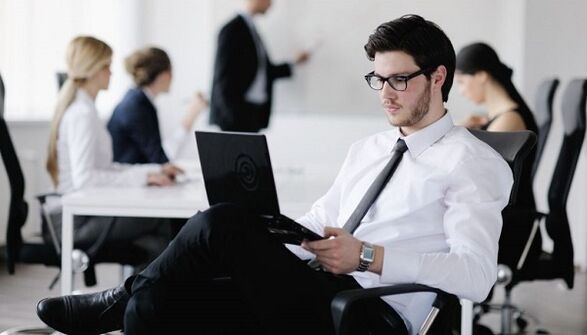 sedavá práce jako příčina bederní osteochondrózy