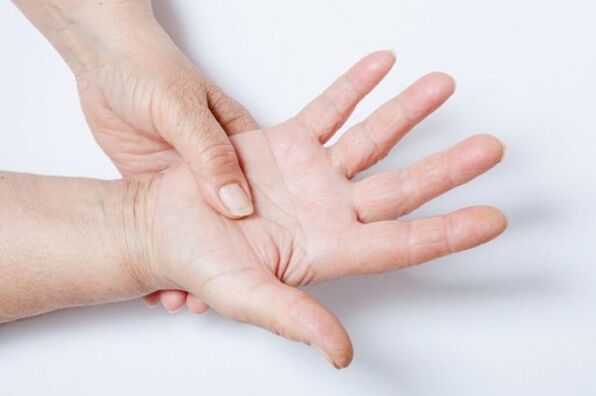 Necitlivost rukou je jedním z příznaků bederní osteochondrózy