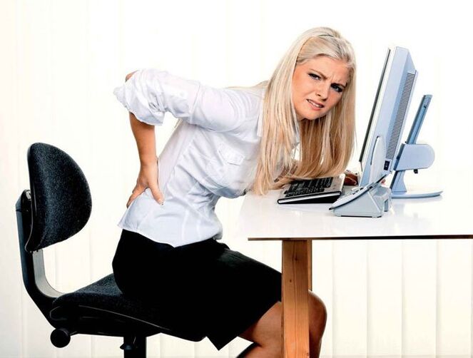 dívka má bolesti zad